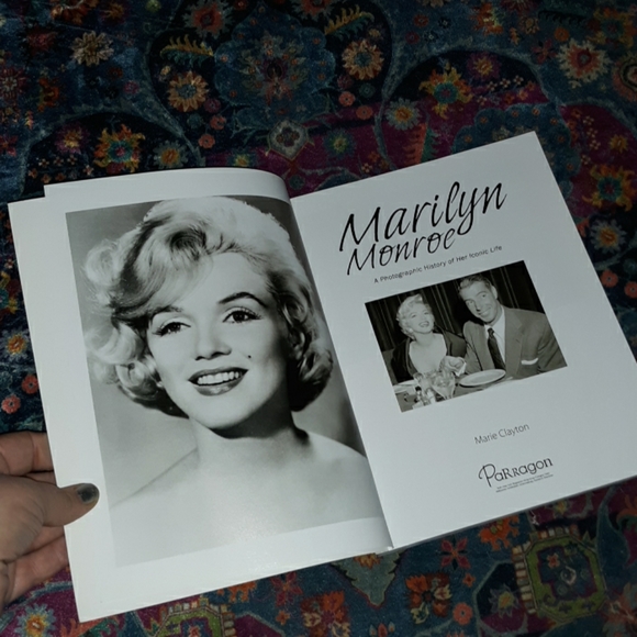 Marilyn Monroe Book & DVD - Picture 2 of 4